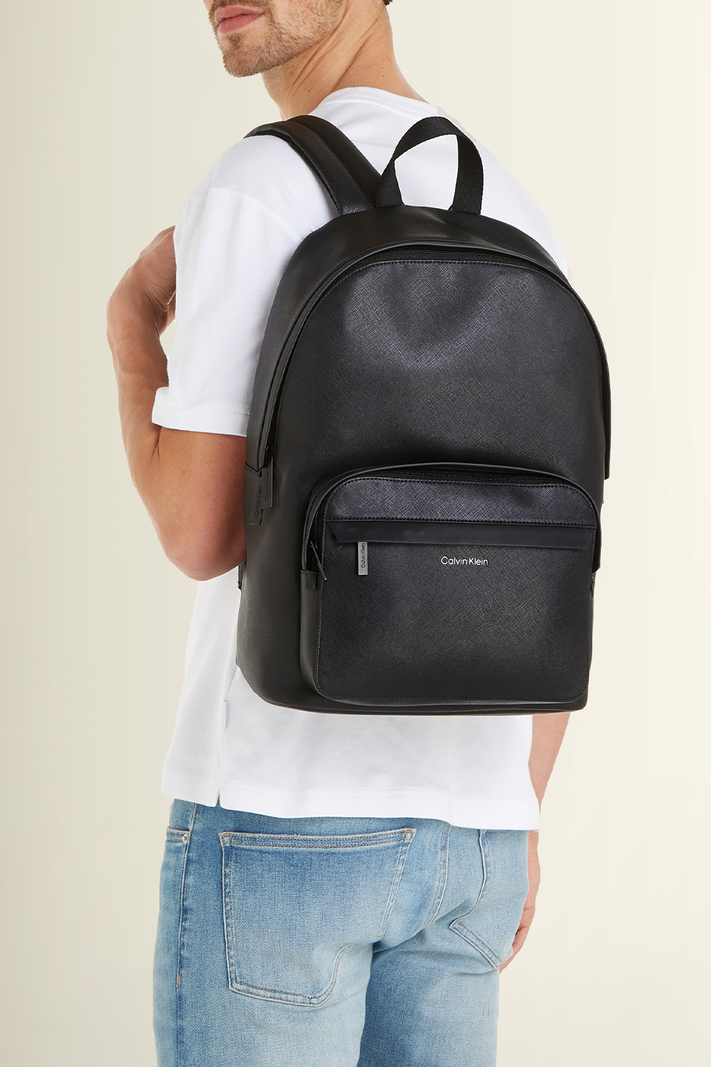 תמונת כל הלוק של תיק גב קמפוס